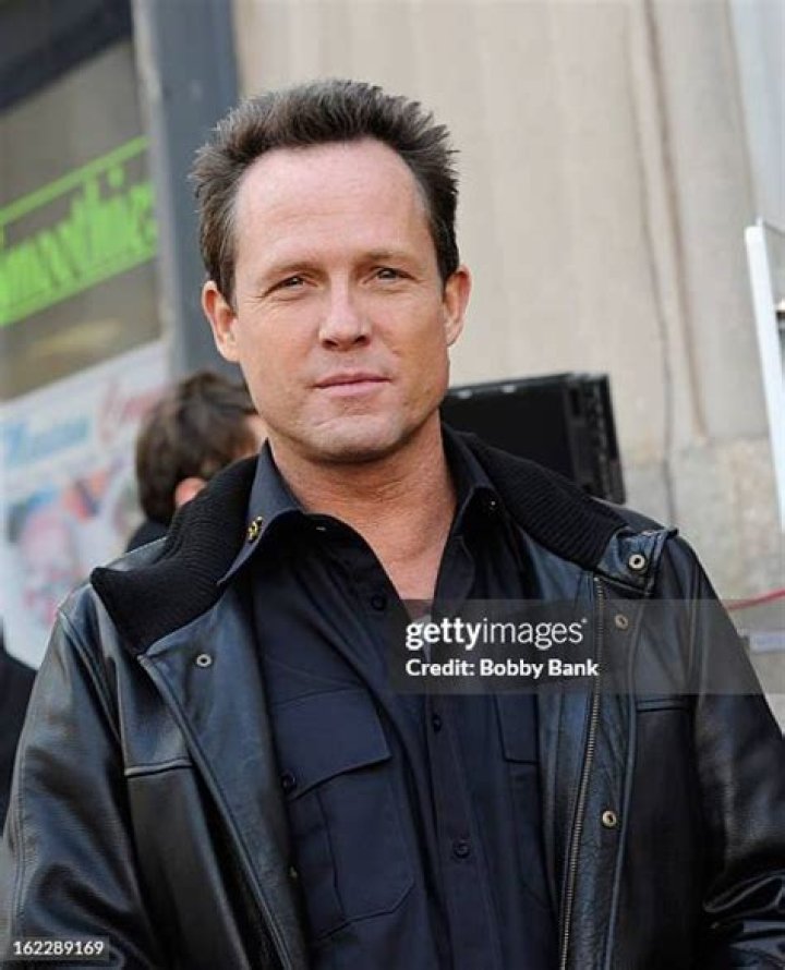 Dean Winters – Celebsgraphy