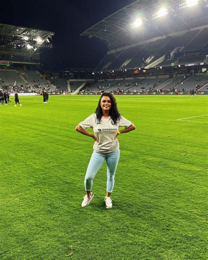 How tall is Joy Taylor