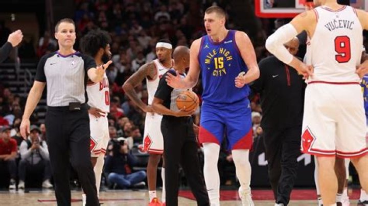 Nikola Jokic ejected vs. Bulls, drawing boos from crowd in Chicago