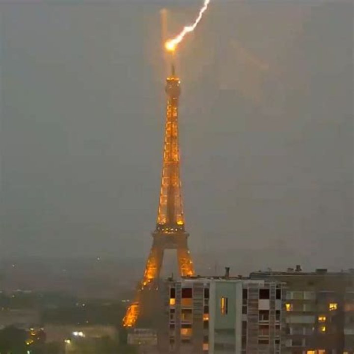 Spectacular images of lightning striking the Eiffel Tower